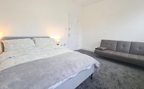 Spacious Private Room In Manor Park